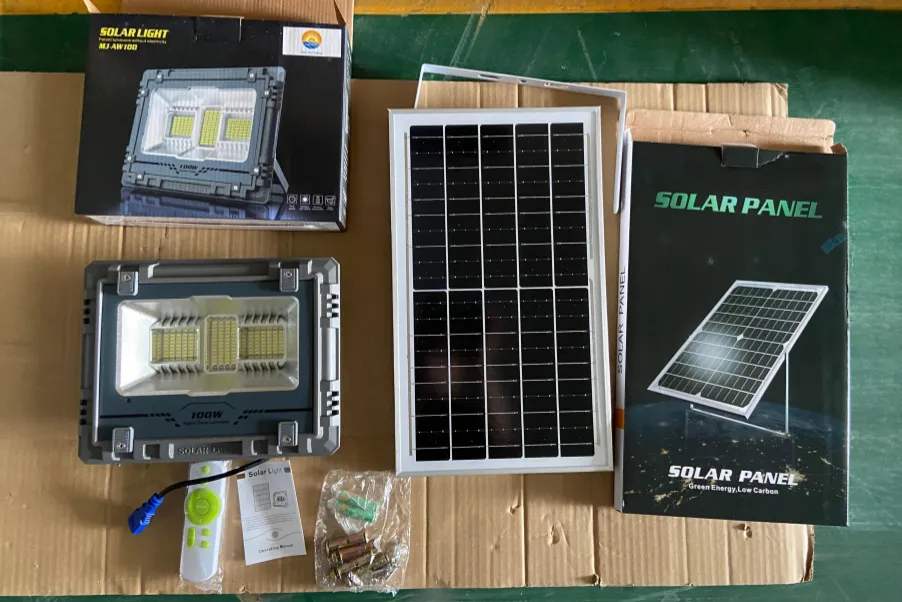 250 set di illuminazione solare e sistemi di alimentazione CC consegnati in K...